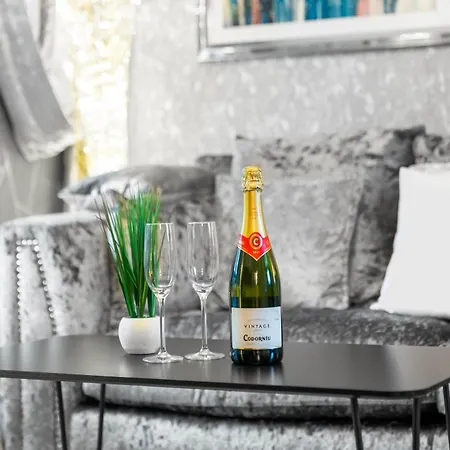 Luxury 1 Bed Flat With Parking 11k - Rated - Netflix - Wifi - 70 Inch Smart Tv - Centre - Tv In Bedroom - Rated Apartmán