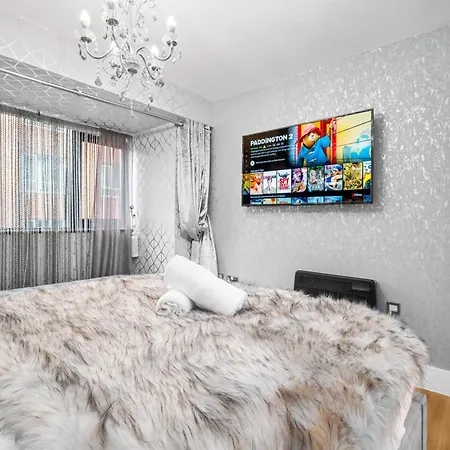Luxury 1 Bed Flat With Parking 11k - Rated - Netflix - Wifi - 70 Inch Smart Tv - Centre - Tv In Bedroom - Rated